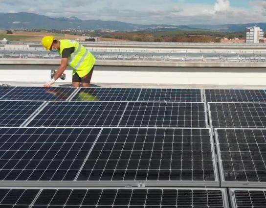 Un hospital cubierto de placas solares, ejemplo de buena ubicación de las renovables