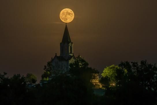 El movimiento de la luna llena del ciervo