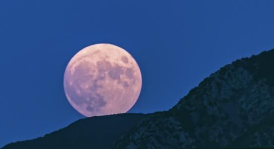 El movimiento de la luna llena del ciervo