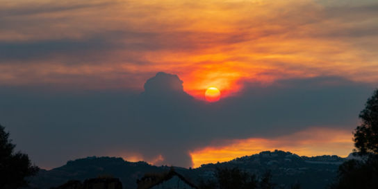 El avance del incendio de Sierra Bermeja llena de humo la costa malagueña
