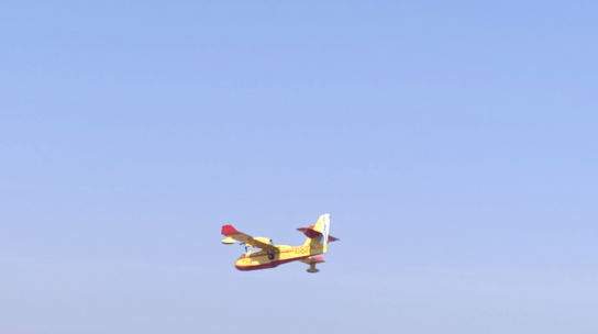 Impresionantes imágenes del escuadrón de hidroaviones en el incendio de Estepona