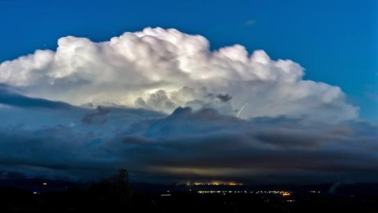 El rayo atrapado en la nube y otras tres imágenes espectaculares de las tormentas en Catalunya
