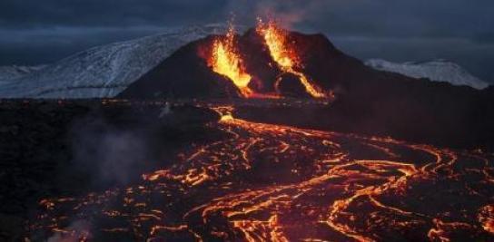 Suspendidos los vuelos a La Palma, La Gomera y Tenerife por la gran nube de ceniza del volcán