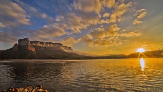Los amaneceres de aguas humeantes en Sau