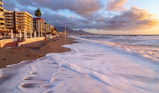 Escucha el hipnótico sonido del temporal de levante en las playas de Fuengirola