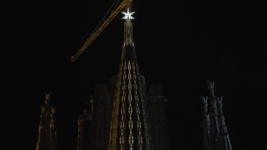 La estrella de la Sagrada Família ya ilumina Barcelona