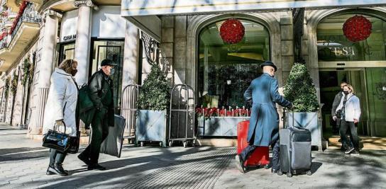 Ómicron frena la máquina turística, aunque el sector confía en remontar