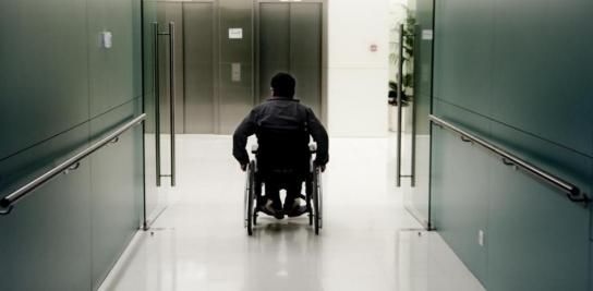 ¿Cómo puede un virus común causar la esclerosis múltiple?