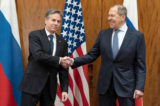 Biden negocia con Qatar para enviar gas a Europa si Rusia invade Ucrania