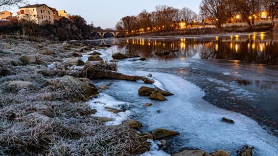 Hogueras para combatir el frío en el río Ter