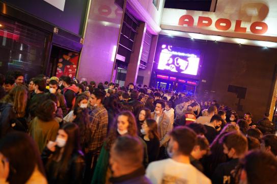 ¿Te atreves a ir sin mascarilla por la calle o aún no? El fin de las restricciones divide al mundo en dos