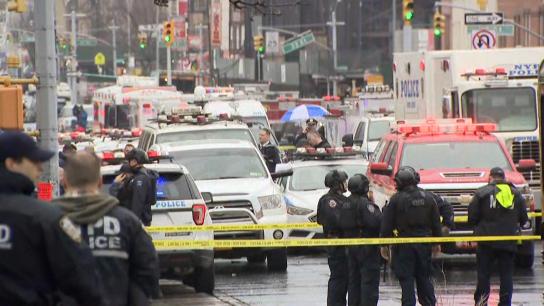 La policía busca al autor del tiroteo en el metro de Nueva York que ha dejado al menos 16 heridos