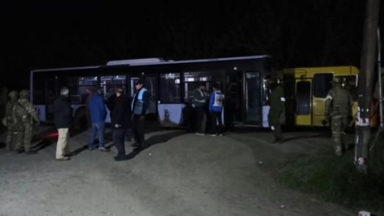 Primera evacuación de civiles de la asediada acería de Mariúpol