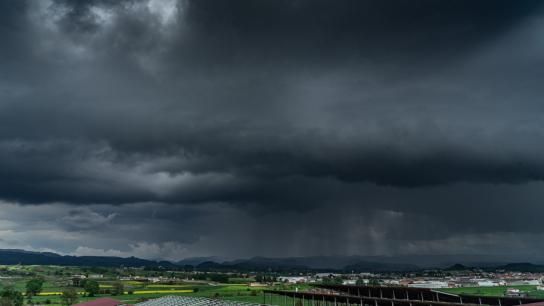 Mira cómo se forma una gran cortina de lluvia
