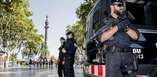 Los cuatro agentes que abatieron a los autores de los atentados del 17-A demandan a la Generalitat