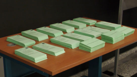 La participación electoral cae casi 2 puntos en las horas centrales del día, situándose en el 44,5%