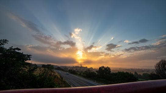 Mira cómo el sol vence a la niebla