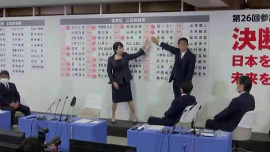 El voto de simpatía otorga al partido de Abe una victoria arrolladora