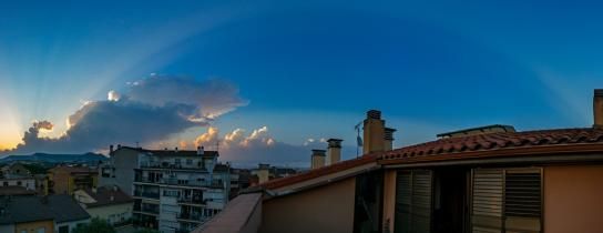 Cielo de rayos crepusculares y anticrepusculares