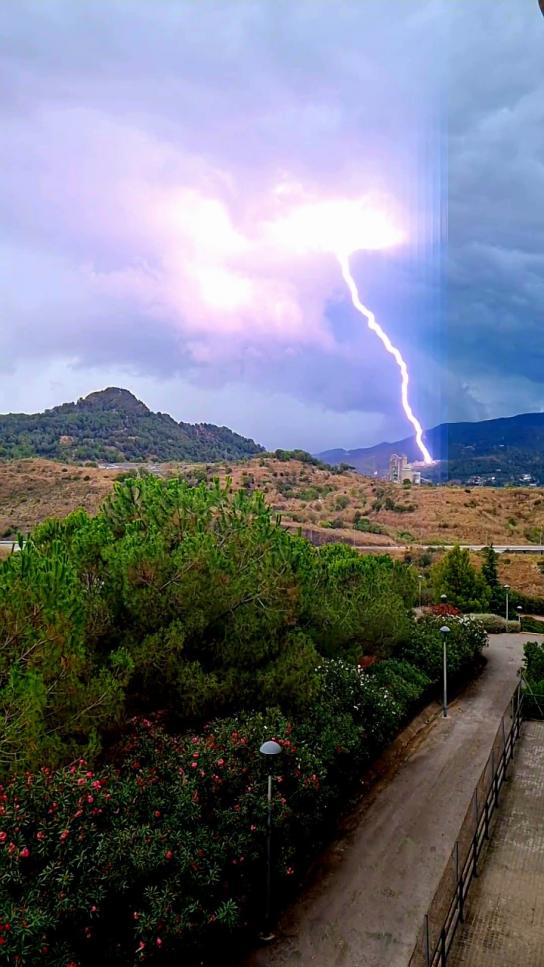 Espectacular caída de un rayo en Montcada