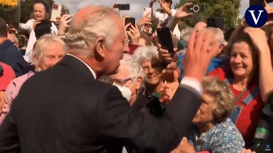 Carlos III ofrece servir con “lealtad, respeto y amor” a todos los británicos