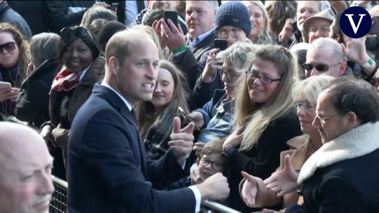 Carlos III y Guillermo se acercan a las multitudes que hacen cola para ver el féretro de Isabel II