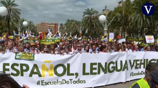 Miles de personas se manifiestan en Barcelona contra la inmersión lingüística en Catalunya