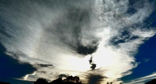 Mira el círculo solar atrapado en una nube