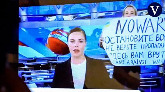 En busca y captura la periodista que protestó en televisión contra la guerra