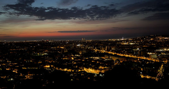 Mira cómo va cambiando el amanecer de Barcelona desde el Mirador de los Cipreses