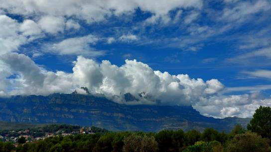 La niebla vacarissana sobre Montserrat