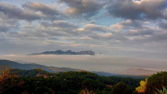 La niebla vacarissana sobre Montserrat