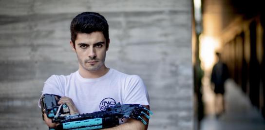 David Aguilar, el joven con el brazo de Lego que combate el 'bullying'