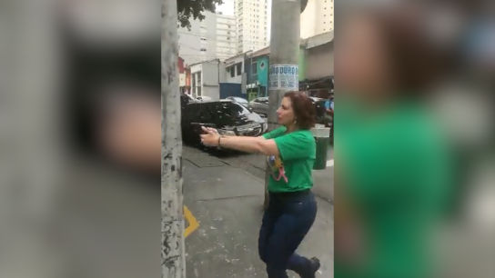 Una diputada de ultraderecha amenaza a un periodista negro a punta de pistola en São Paulo
