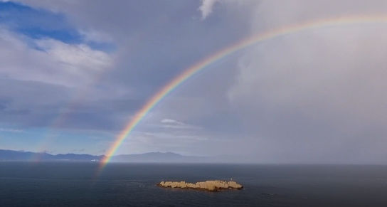 El arco iris dibuja un puente de colores en L'Escala