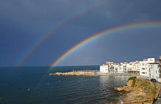 El arco iris dibuja un puente de colores en L'Escala