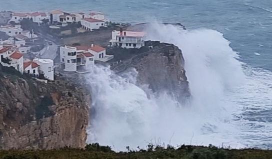 Espectaculares olas de 25 metros en L'Escala