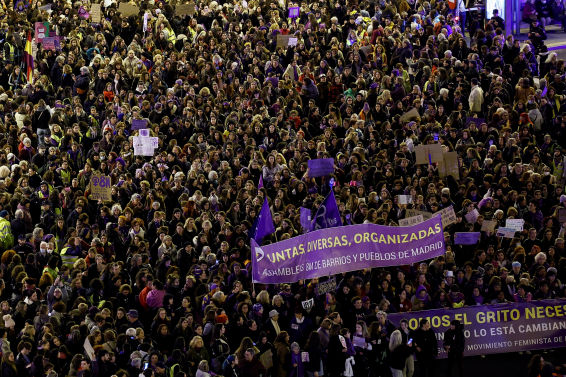 La coalición PSOE-Podemos echa agua a su incendio feminista en otro 8-M multitudinario