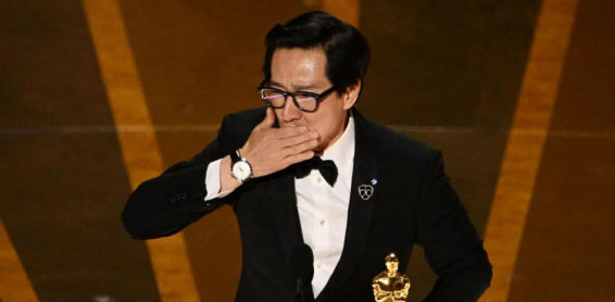 El emocionado beso de Ke Huy Quan a Harrison Ford en los Oscar