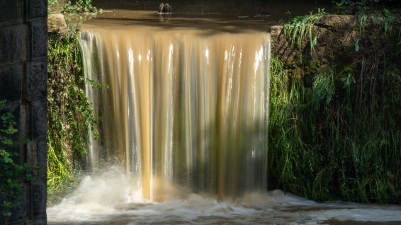 Agua marrón para el pantano de Sau