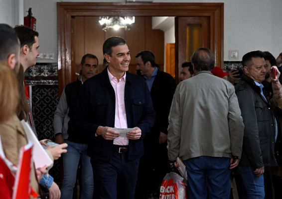 Sánchez, increpado al votar