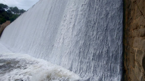 Las cascada creada por la lluvia en el río Llobregat
