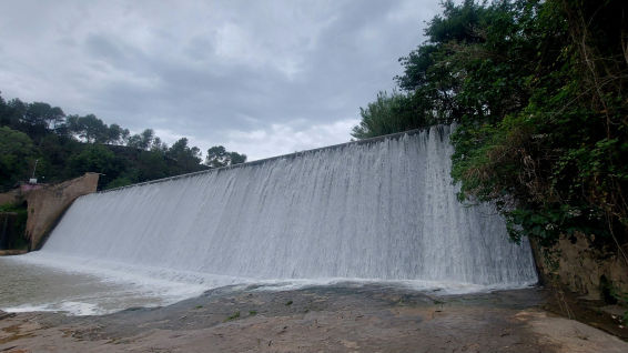 Las cascada creada por la lluvia en el río Llobregat