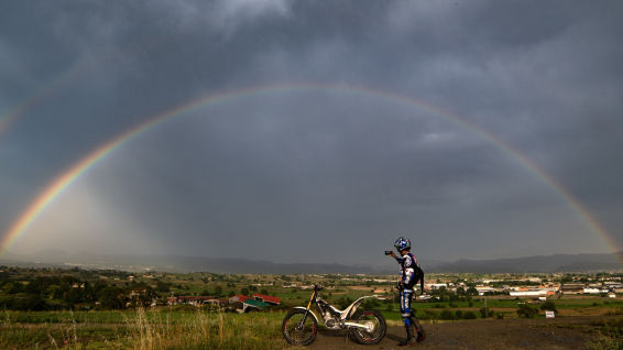El arco iris doble del motorista