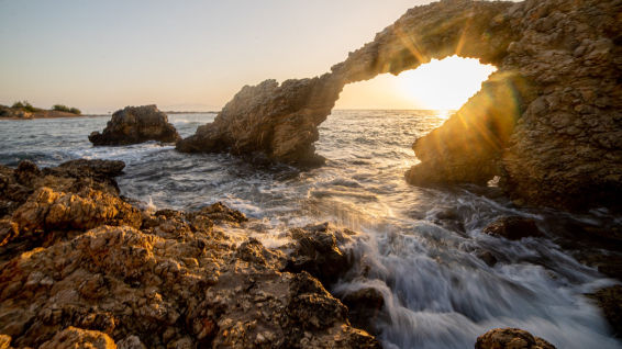 El sol y el mar desafían al arco del Portitxol