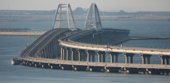 Ucrania ataca con drones marinos el puente de Crimea y causa al menos dos muertos