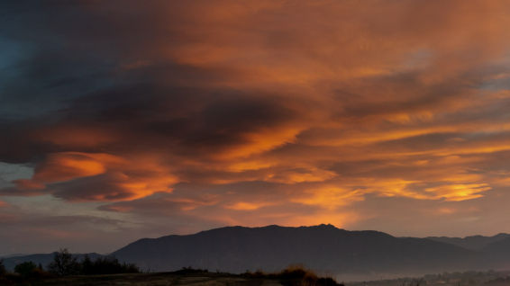 Espectáculo de lenticulares rojas en Bellmunt