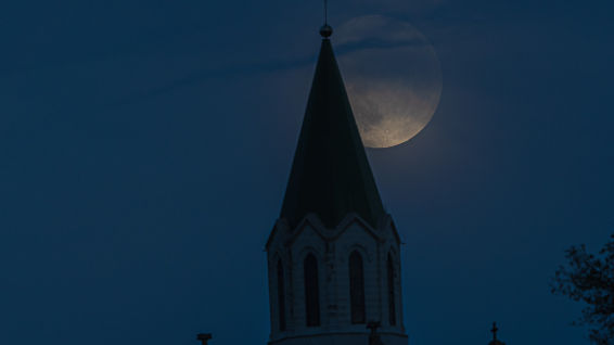 La luna juega con el campanario de Puig-agut