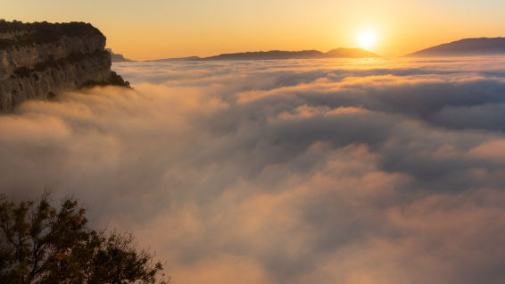 El arco de niebla y espectro del Morro de l'Abella