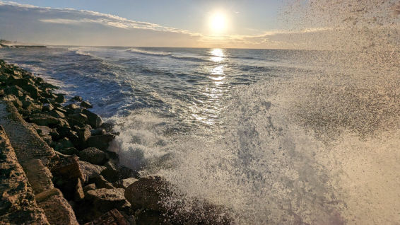 Aline deja olas de tres metros en el Maresme